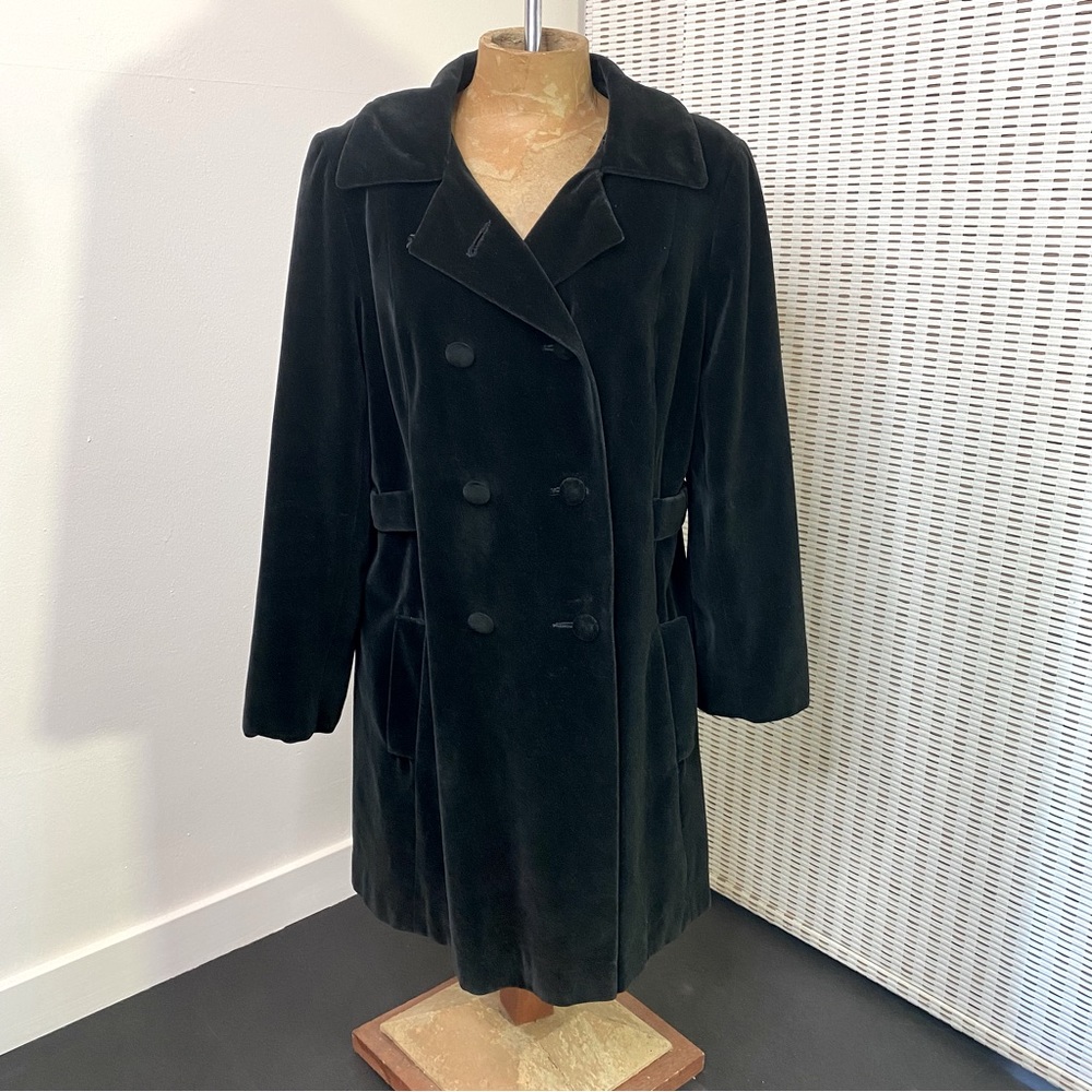 Vintage gorgeous stylish black velvet car coat.